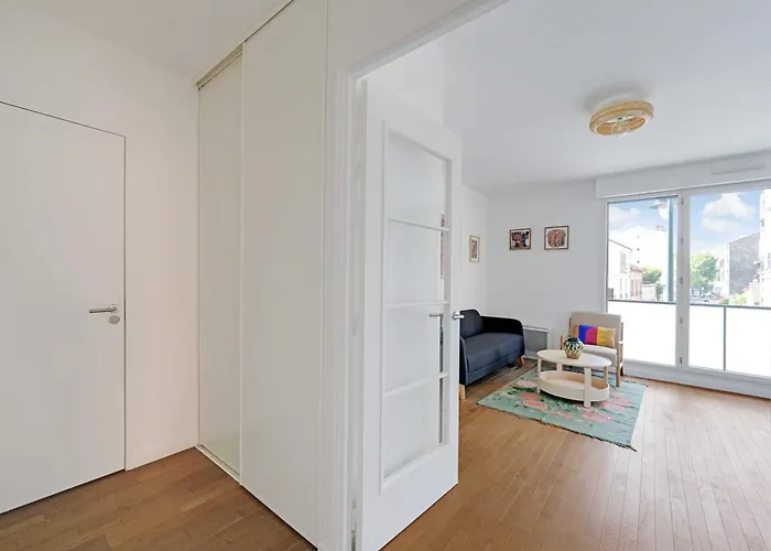 Charming - 2br-4p- Balcony- شقة *